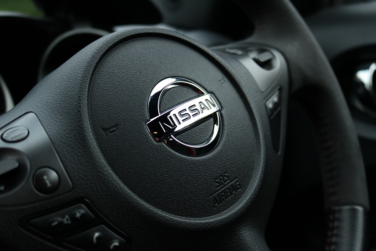 Nissan Juke Nismo RS steering wheel close up