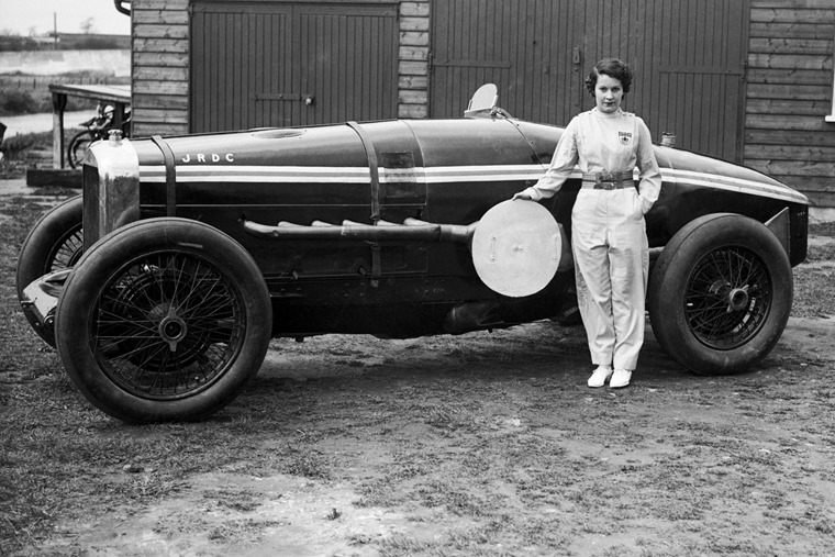Kay-Petre-poses-with-her-Delage-May-1935-1600x1105