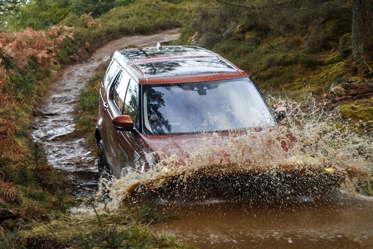 Land Rover Discovery 5 In Water