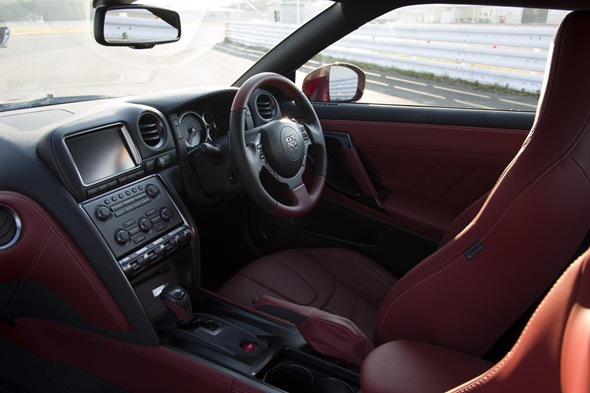 Nissan GT-R Red Interior2