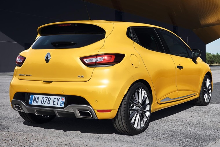 RS Clio gets new spoiler, while silver diffuser is dominated by twin chromed exhausts