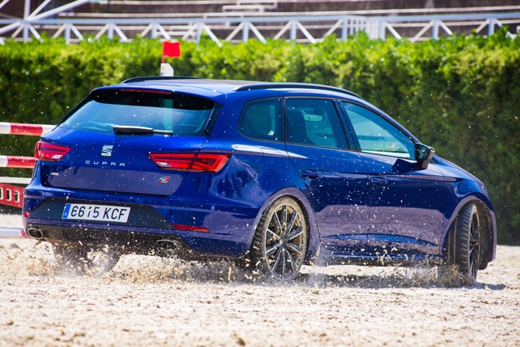 SEAT_Leon_CUPRA_and_show_jumping_horse_contest_agility_challenge-Small-30525