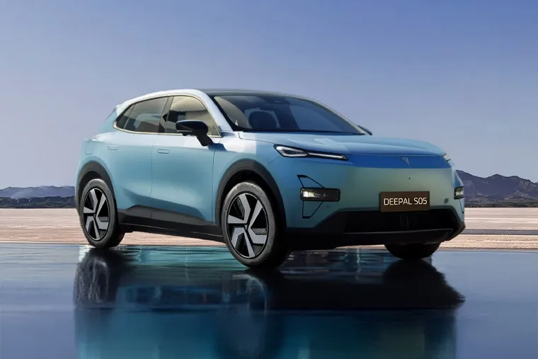A blue Changan Deepal S05 electric SUV parked on a reflective surface outdoors, with clear skies and distant mountains in the background.