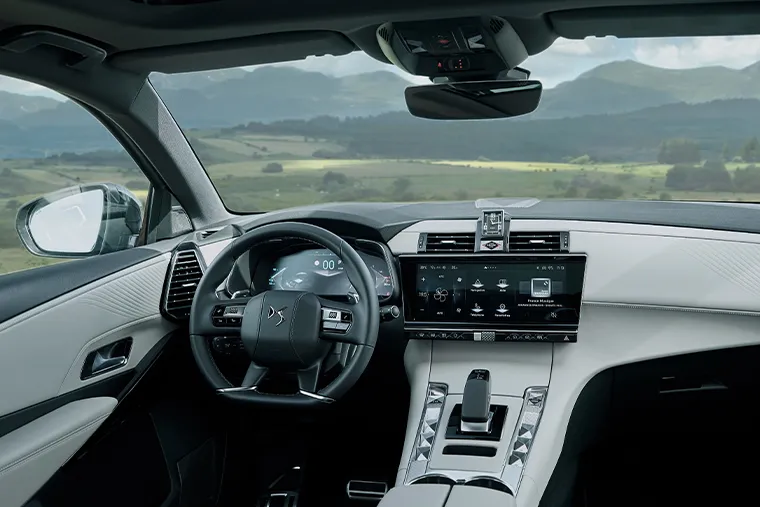 DS 7 interior with steering wheel, digital display and infotainment screen