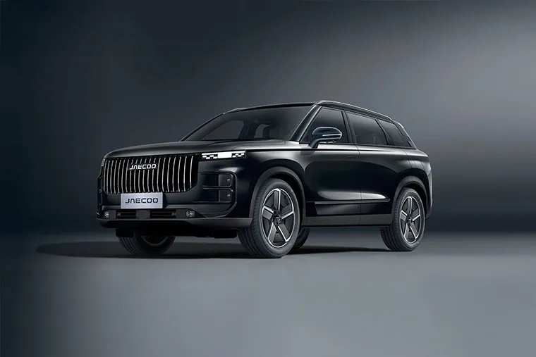 Black Jaecoo SUV in studio lighting, highlighting bold grille and luxury SUV design.