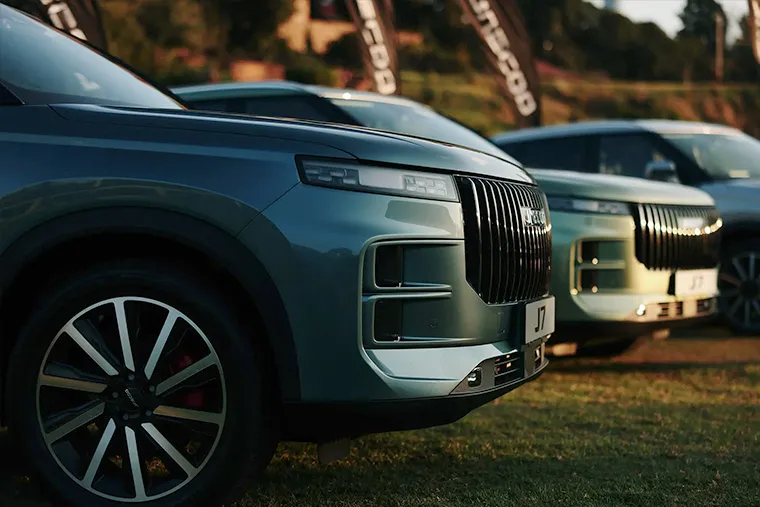 Front view of multiple Jaecoo J7 SUVs lined up outdoors, highlighting bold grille and modern design.