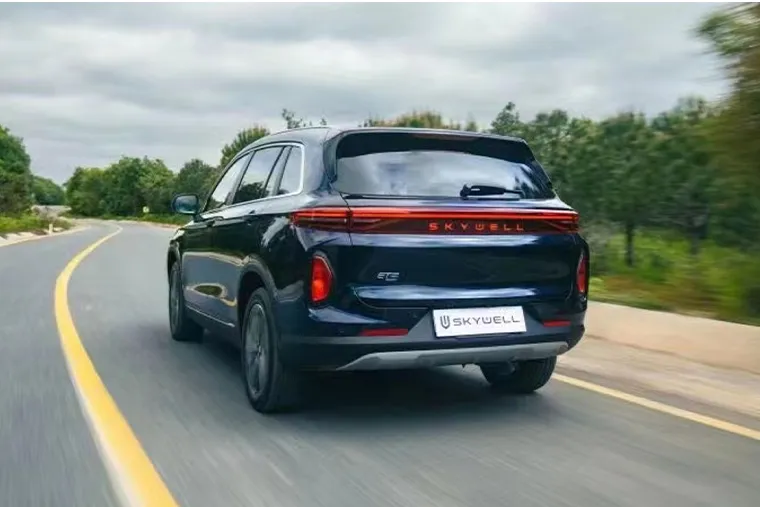 Skywell ET5 electric SUV driving on a winding road